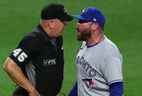 Le gérant John Schneider des Blue Jays de Toronto crie après l'arbitre Jeff Nelson après avoir été expulsé contre les Orioles de Baltimore.