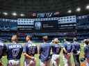 Les joueurs et le personnel des Rays de Tampa Bay observent un moment de silence à la mort de Julia Budzinski, la fille aînée de l'entraîneur de la première base Mark Budzinski, avant un match contre les Rays de Tampa Bay au Rogers Centre le 3 juillet 2022 à Toronto, Canada .  