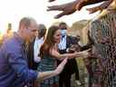 Le prince William et Catherine, duchesse de Cambridge, serrent la main d'enfants lors d'une visite à Trench Town, berceau de la musique reggae, le quatrième jour du Platinum Jubilee Royal Tour of the Caribbean, à Kingston, Jamaïque, le 22 mars 2022.