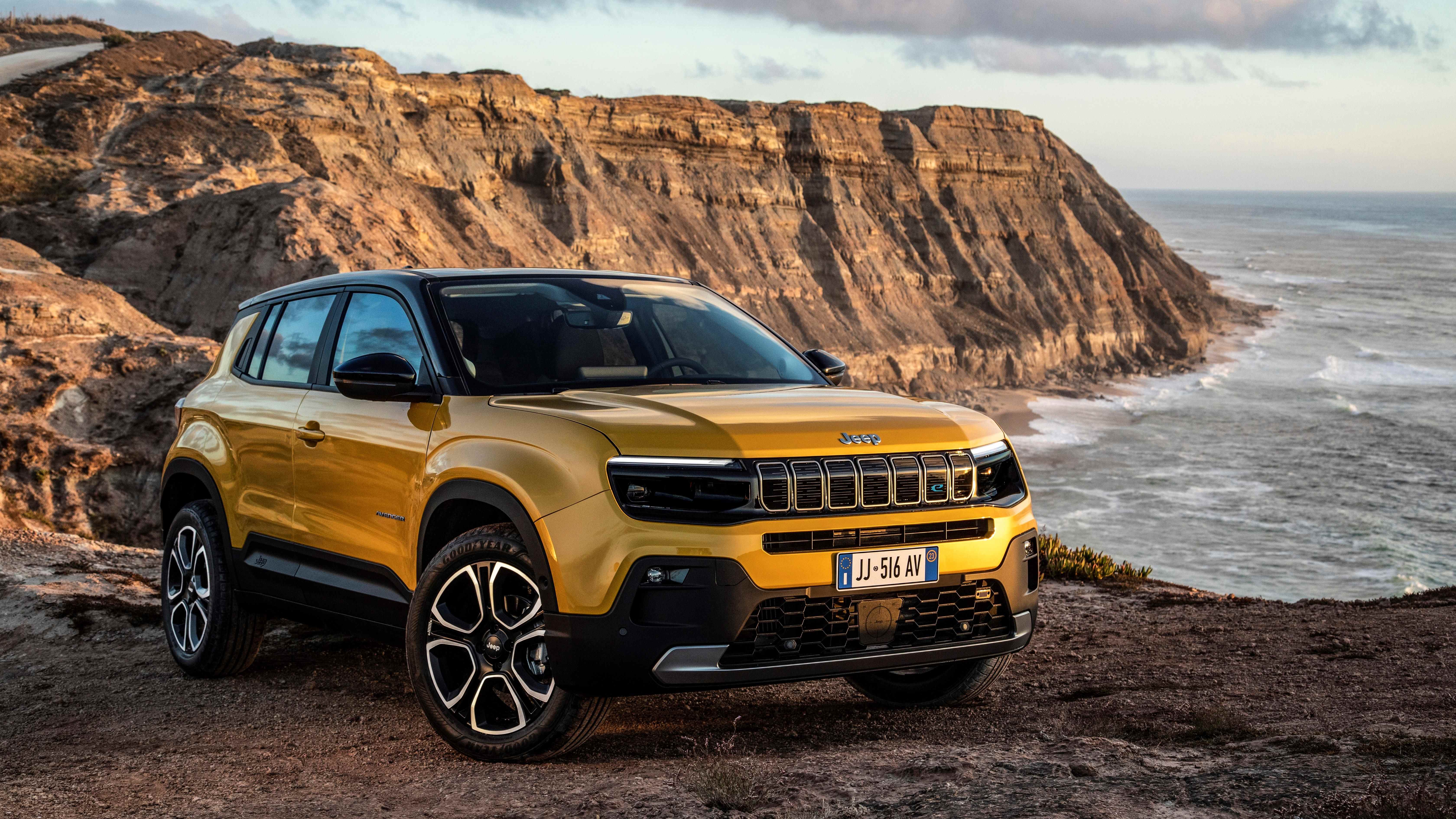 jeep avenger jaune garée près d'une falaise sur la côte