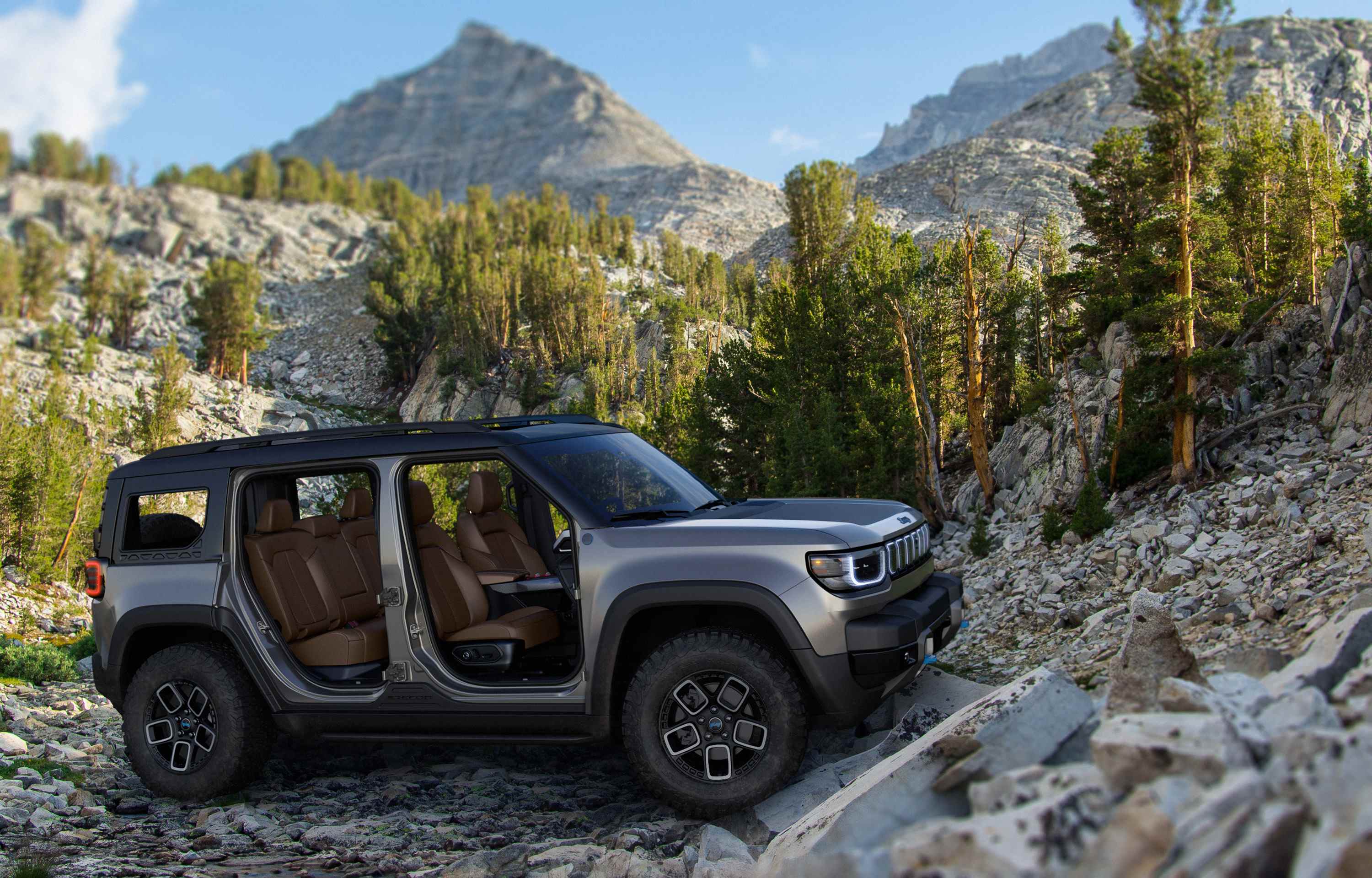 Jeep Recon gris avec portes retirées