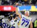 Andrew Whitworth # 77 des Rams de Los Angeles soulève le trophée Vince Lombardi après le Super Bowl LVI au SoFi Stadium le 13 février 2022 à Inglewood, en Californie. 