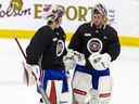 Jake Allen des Canadiens, à droite, discute avec son collègue gardien Sam Montembeault, lors d'un entraînement au Complexe sportif Bell à Brossard le 10 janvier 2022. 