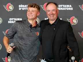 Tim Stutzle et le directeur général Pierre Dorion sont vus ensemble au Centre Canadian Tire après la signature de Stutzle mercredi.