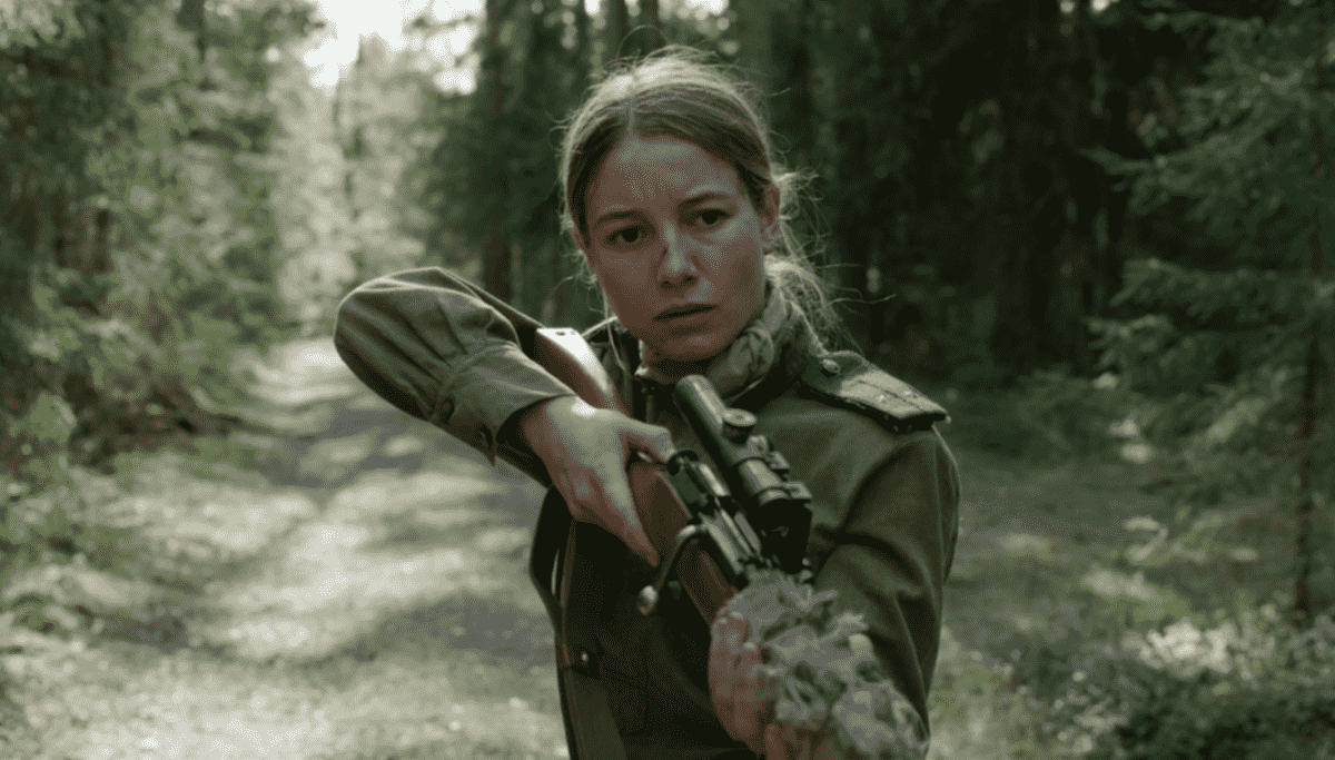 Officier du renseignement russe Brana Vasilyeva (Charlotte Vega) tenant un fusil dans Burial.