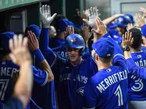 Matt Chapman des Blue Jays célèbre avec ses coéquipiers dans la pirogue après être venu marquer sur un doublé RBI de trois points par Bo Bichette (non illustré) lors de la septième manche contre les Pirates de Pittsburgh au PNC Park le 3 septembre 2022 à Pittsburgh.