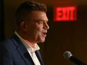 Le candidat à la direction de l'UCP, Brian Jean, prend la parole à l'hôtel Westin de Calgary le jeudi 8 septembre 2022.