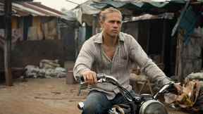 Charlie Hunnam joue dans Shantaram.