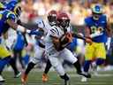 Le receveur large des Bengals de Cincinnati Kwamie Lassiter II court avec le ballon contre les Rams de Los Angeles au deuxième quart d'un match de pré-saison au stade Paycor. 