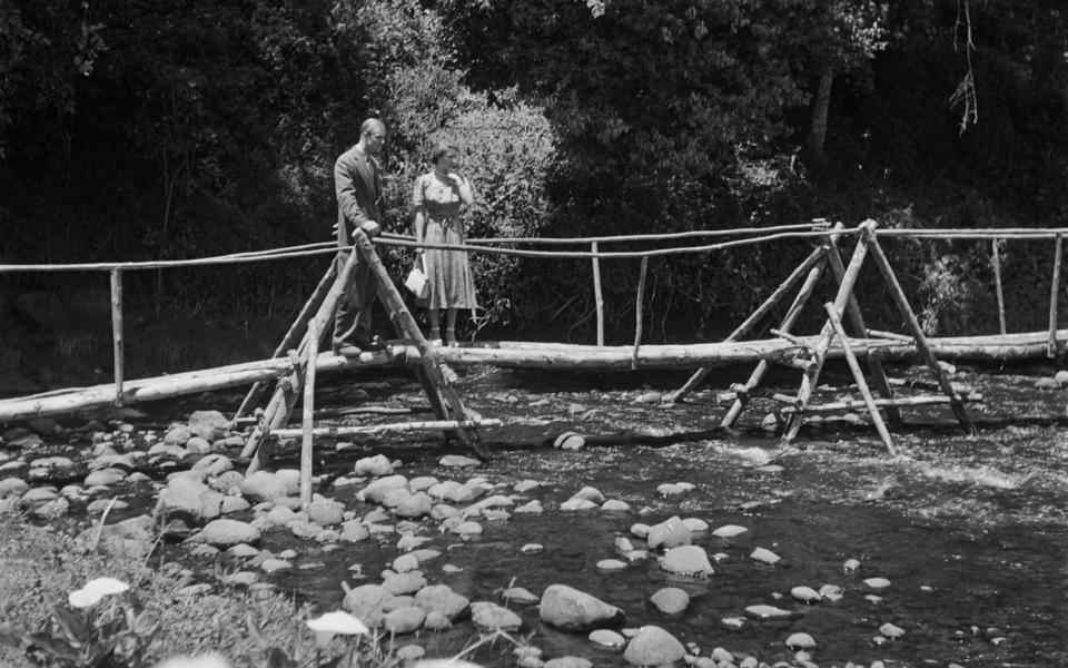 La reine Elizabeth II et le duc d'Édimbourg à la cime des arbres en 1952 - Hulton Archive