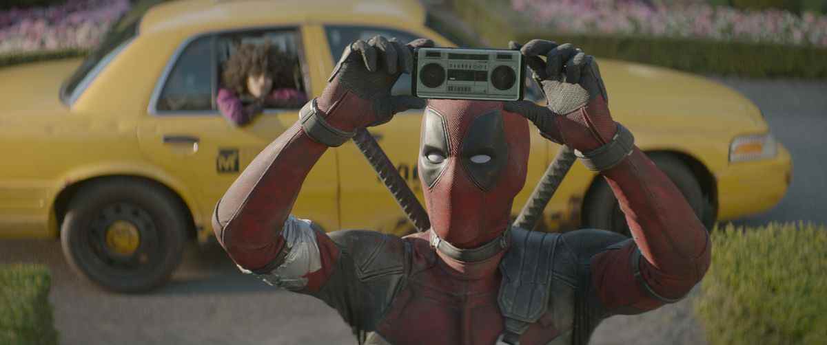 Deadpool 2 - Deadpool tenant une minuscule boombox