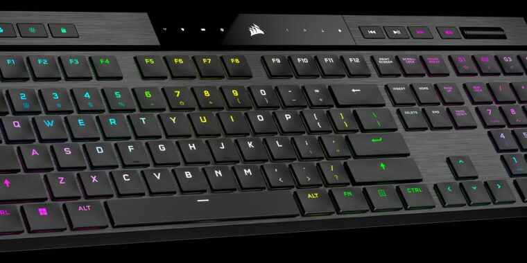 Corsair intègre 4 touches supplémentaires dans un clavier mécanique sans fil extrêmement fin