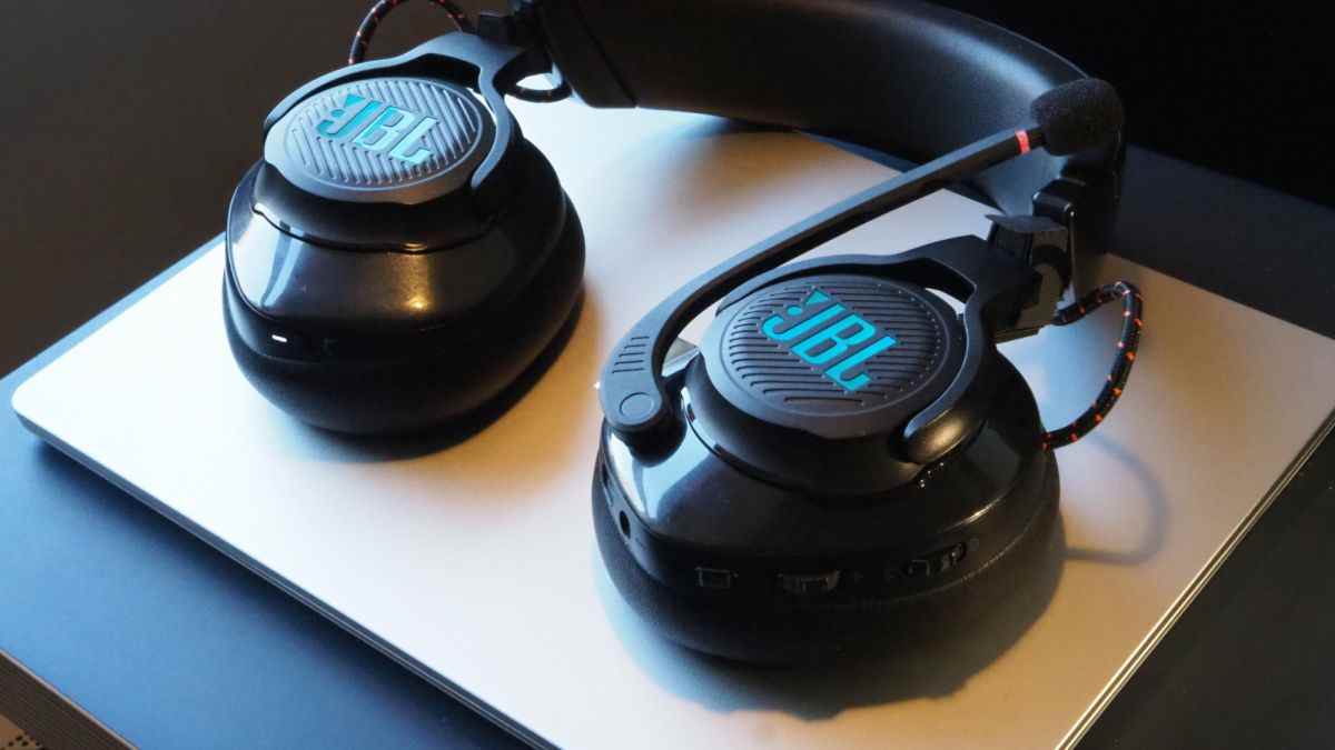 JBL Quantum 610 review images (cropped)