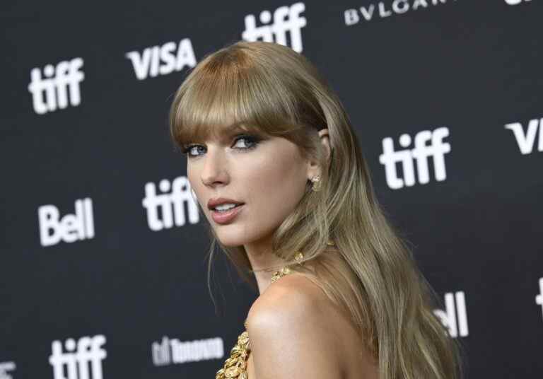 Taylor Swift ravit les fans de Toronto lors de la projection TIFF de « All Too Well », fait allusion à de futurs projets de films et parle d’un foulard rouge