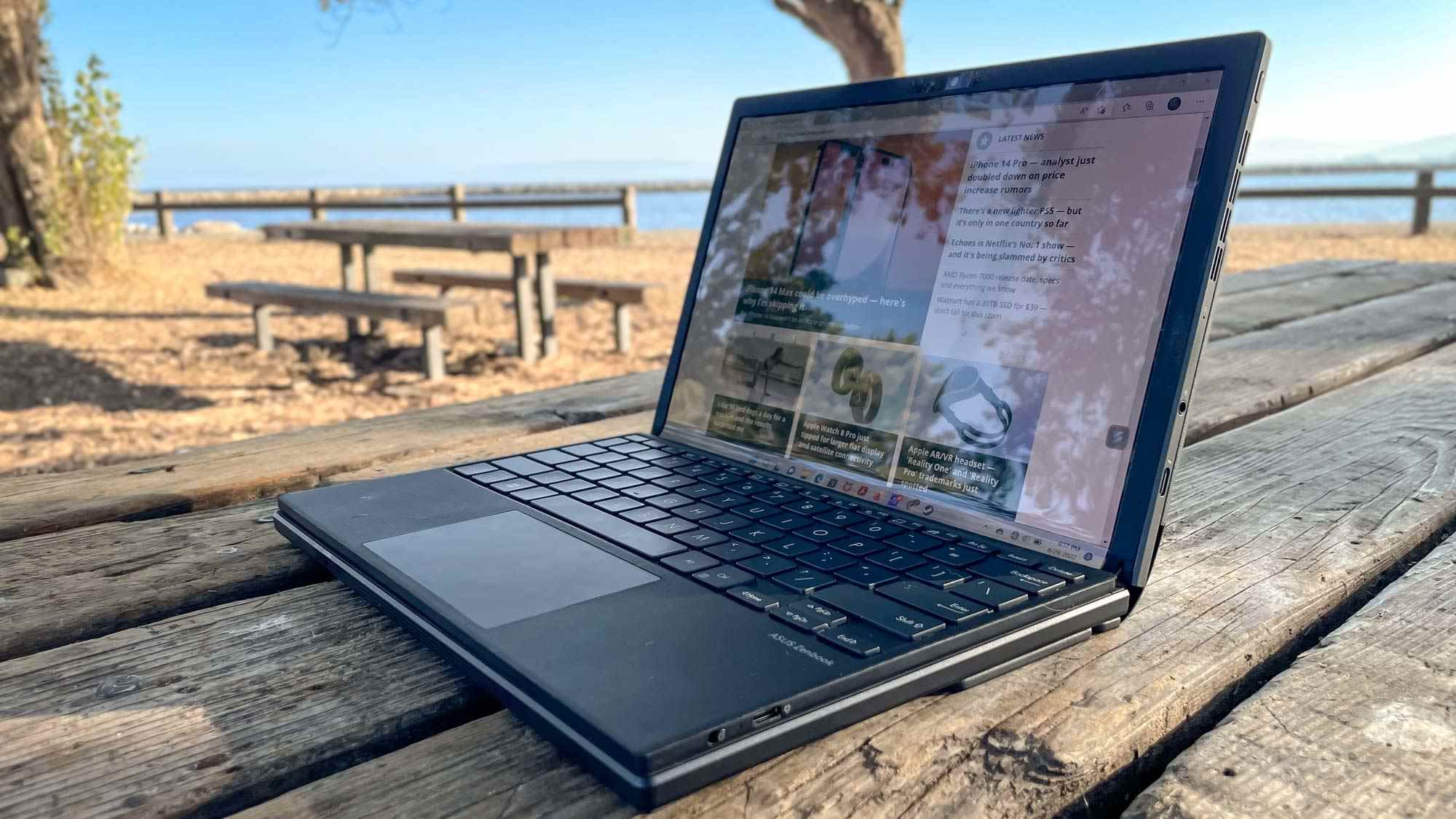 Unité d'examen Asus Zenbook 17 Fold OLED sur une table de pique-nique à l'extérieur