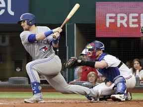 Le receveur des Blue Jays, Danny Jansen, poursuit sur un simple lors de la première manche contre les Rangers du Texas au Globe Life Field.  Jansen est allé 4 en 5 avec un circuit et trois points produits dans la victoire 11-7 des Jays.