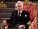 Le roi de Grande-Bretagne Charles III assiste à la présentation des discours des deux chambres du Parlement à Westminster Hall, à l'intérieur du palais de Westminster, à Londres, le lundi 12 septembre 2022.