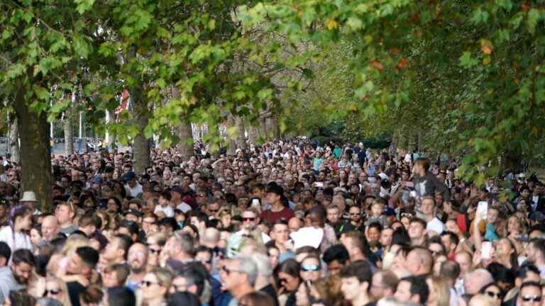 Les personnes en deuil ont averti qu’elles pourraient faire la queue pendant 12 heures pour voir la reine