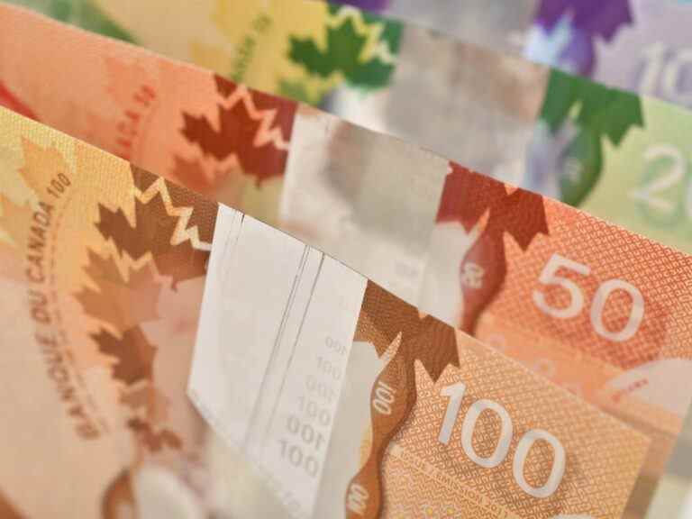 La richesse des ménages canadiens chute de près de 1 billion de dollars alors que l’immobilier et les marchés financiers s’effondrent