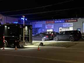 La police enquête dans un atelier de réparation automobile à Milton après qu'une personne a été tuée et deux autres blessées le lundi 12 septembre 2022. Joe Warmington/Toronto Sun