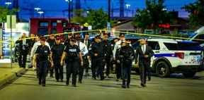 La police rencontre des journalistes après qu'un policier de Toronto a été tué par balle près d'Argentia Rd.  et le boulevard Winston Churchill.  à Mississauga le lundi 12 septembre 2022. Ernest Doroszuk/Toronto Sun