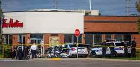 La police à un Tim Hortons après qu'un agent de police de Toronto a été tué par balle près d'Argentia Rd.  et le boulevard Winston Churchill.  à Mississauga le lundi 12 septembre 2022. Ernest Doroszuk/Toronto Sun