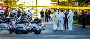 La police dans un Tim Hortons après qu'un policier de Toronto a été tué par balle à Mississauga le lundi 12 septembre 2022. Ernest Doroszuk/Toronto Sun