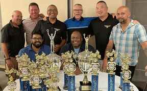 Const.  Andrew Hong, deuxième à partir de la droite, aux côtés de motocyclistes de Toronto qui ont remporté des prix lors du récent séminaire de formation de motocyclistes de la police des Grands Lacs.  PHOTO DE LA POLICE DE TORONTO