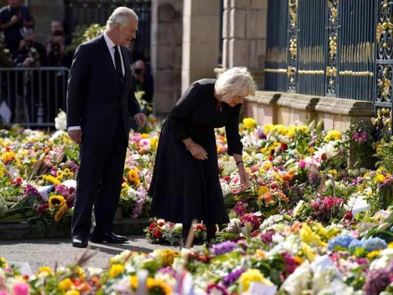 Le roi Charles visite l’Irlande du Nord, le cercueil de la reine sera transporté par avion à Londres