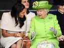 La reine Elizabeth II s'assoit et rit avec Meghan, duchesse de Sussex lors d'une cérémonie d'ouverture du nouveau pont Mersey Gateway le 14 juin 2018 dans la ville de Widnes à Halton, Cheshire, Angleterre.  Meghan Markle a épousé le prince Harry le mois dernier pour devenir la duchesse de Sussex et c'est son premier engagement avec la reine.  Au cours de la visite, le couple ouvrira un pont routier à Widnes et visitera The Storyhouse et Town Hall à Chester en 2018. 