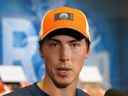 L'huileur d'Edmonton Ryan Nugent-Hopkins à Rogers Place à Edmonton après un patinage d'équipe informel le lundi 12 septembre 2022.