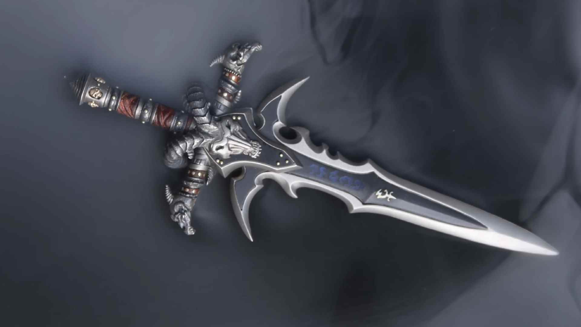 WoW Wrath of the Lich King Classic Frostmoure épée forgée IRL
