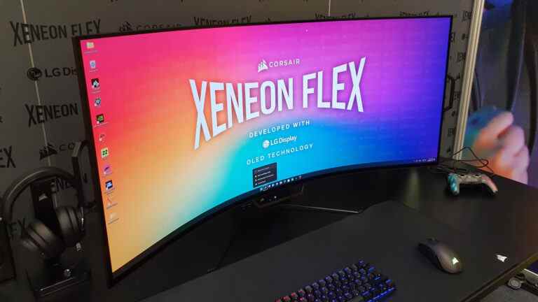 À qui est destiné le moniteur de jeu pliable Corsair Flex ?
