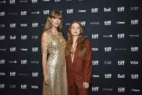 Taylor Swift, à gauche, et Sadie Sink assistent à une conversation avec Taylor Swift lors de la deuxième journée du Festival international du film de Toronto, le vendredi 9 septembre 2022.