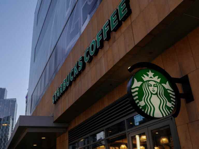 Starbucks explore la technologie pour atténuer la forte demande américaine et le stress des travailleurs