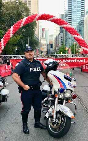 Const.  Andrew Hong au Waterfront Marathon.  DOCUMENT DE LA POLICE DE TORONTO