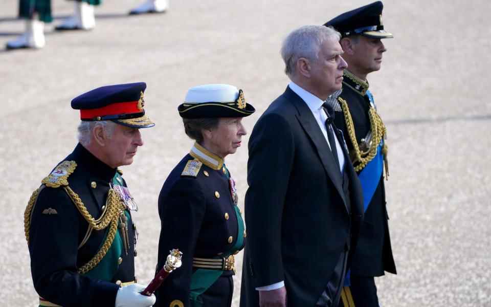 Le roi Charles III, la princesse Anne et le comte de Wessex (à gauche) portaient l'uniforme au service de Thanksgiving à la cathédrale St Giles d'Édimbourg lundi - Jon Super/PA