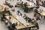 Des étudiants en masques étudient à la DB Weldon Library de la Western University de Londres le mardi 15 mars 2022. (Derek Ruttan/The London Free Press)