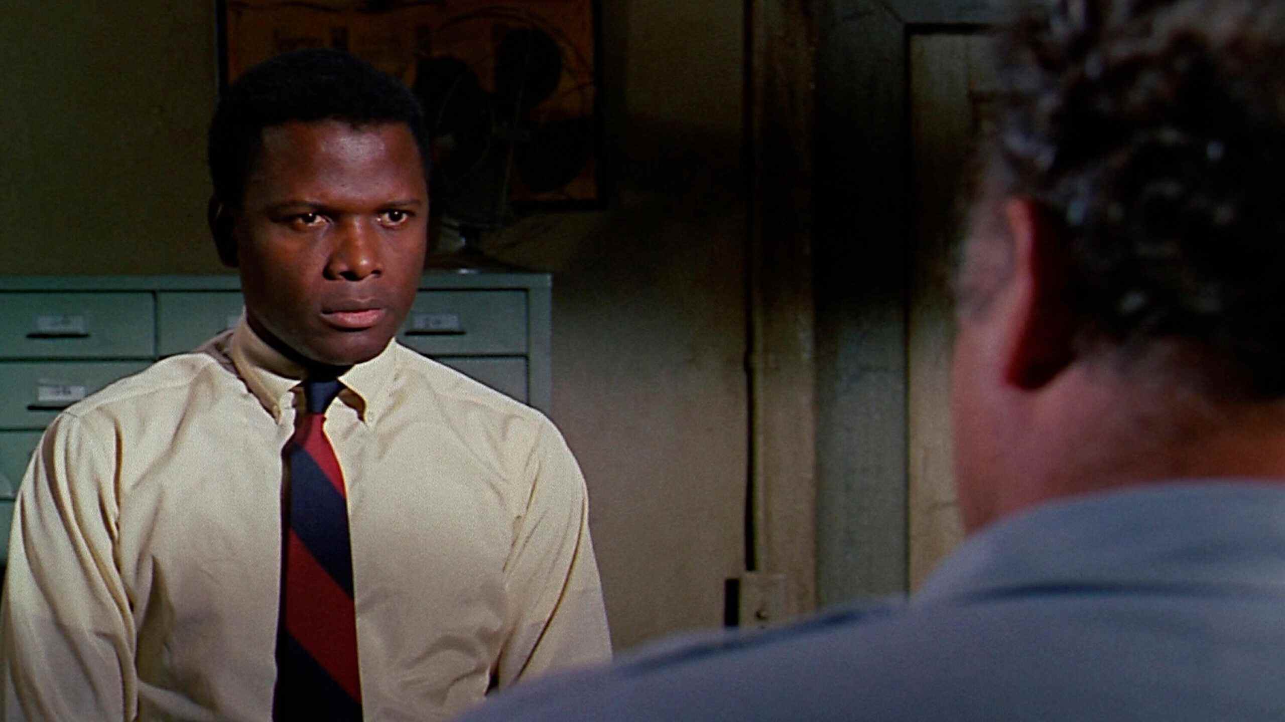 Sidney Poitier dans le rôle de M. TIbbs d'une scène du film Dans la chaleur de la nuit