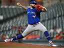 Le lanceur partant des Blue Jays, Alek Manoah, livre contre les Orioles de Baltimore à l'Oriole Park de Camden Yards. 