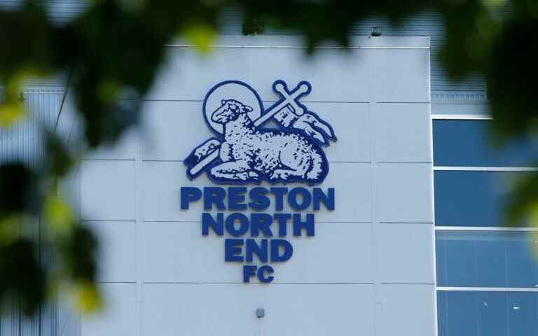 Preston North End interdit l’abonnement de la saison à un fan pour des tweets offensants à propos de Queen