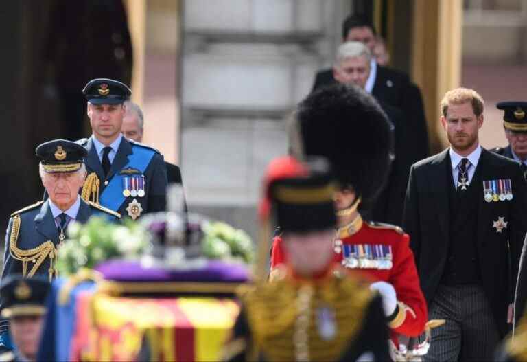 Le roi Charles, William et Harry marchent ensemble derrière le cercueil de la reine