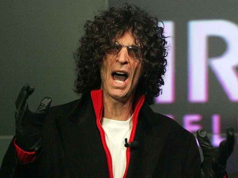 Howard Stern dénonce la couverture « ennuyeuse » de la mort de Queen: « RETOURNER À TRUMP »