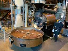 Le Starbucks Reserve Roastery, vaisseau-mère de la chaîne, où les visiteurs peuvent entendre les grains craquer à la température idéale.  Lance Hornby/Soleil de Toronto