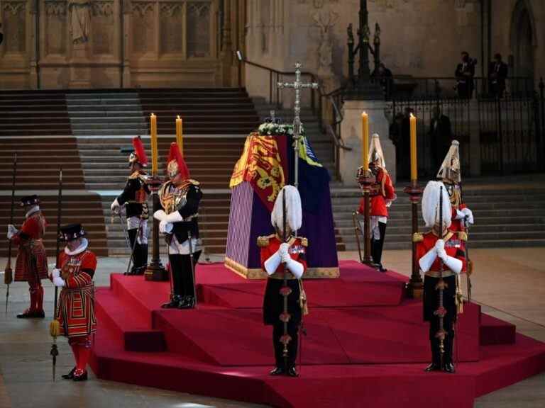 La garde royale s’évanouit et tombe en protégeant le cercueil de la reine Elizabeth