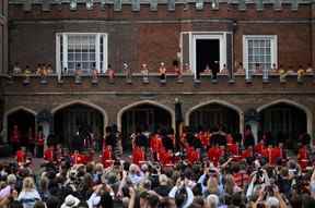 Bien que Charles soit devenu roi instantanément au moment de la mort de sa mère, il est toujours de coutume de proclamer le nouveau monarque depuis le palais St James à Londres.  Parmi les personnages en uniforme sur le balcon se trouve quelqu'un représentant le Canada, généralement le haut-commissaire au Royaume-Uni