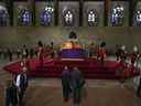 Des membres du public défilent devant le cercueil de la reine Elizabeth II, à l'intérieur du Westminster Hall, au Palais de Westminster, à Londres le mercredi 14 septembre 2022.