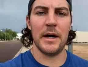 Une capture d'écran de l'as des Dodgers Trevor Bauer dans une vidéo publiée sur YouTube rompant son silence sur des allégations sexuelles sinistres.