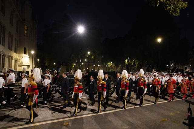 Le State Gun Carriage a été remorqué par près de 100 membres de la marine et portait un cercueil noir lors de la répétition matinale