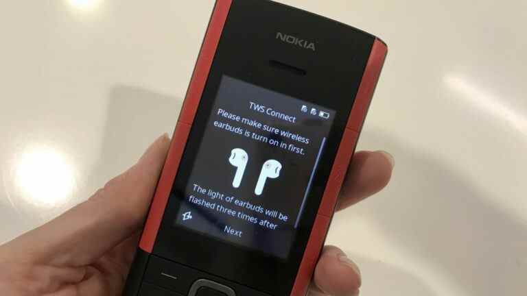 Le nouveau téléphone de Nokia ressemble à un 3310 avec des écouteurs intégrés à l’arrière – et j’adore ça